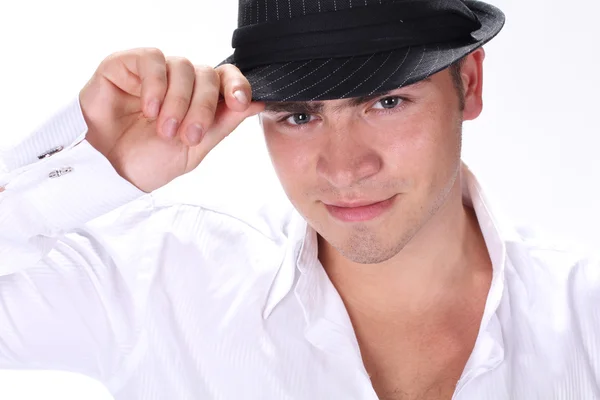 Portret mode knappe man in hoed die zich voordeed op witte achtergrond — Stockfoto