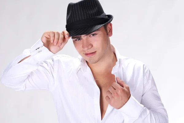 Портрет красивого чоловіка моди в капелюсі позує на білому тлі — стокове фото