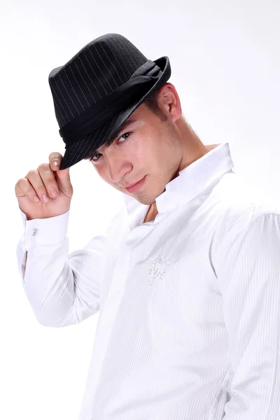 Портрет красивый модный мужчина в шляпе позирует на белом фоне — стоковое фото