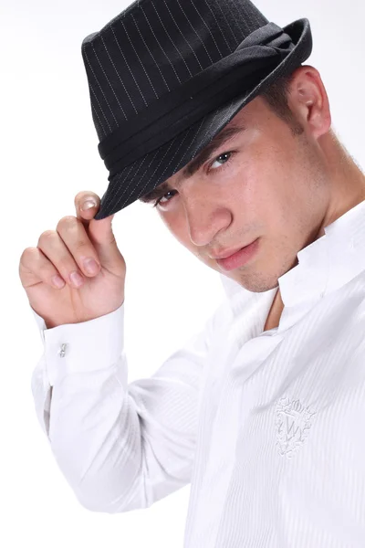Portre yakışıklı moda erkek beyaz zemin üzerine poz şapkalı — Stok fotoğraf