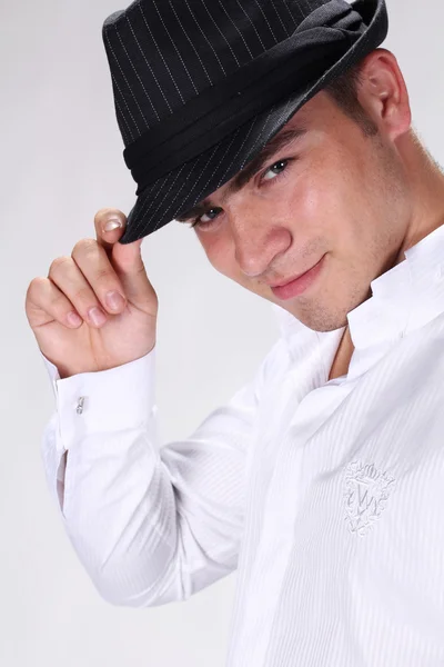 Portre yakışıklı moda erkek beyaz zemin üzerine poz şapkalı — Stok fotoğraf