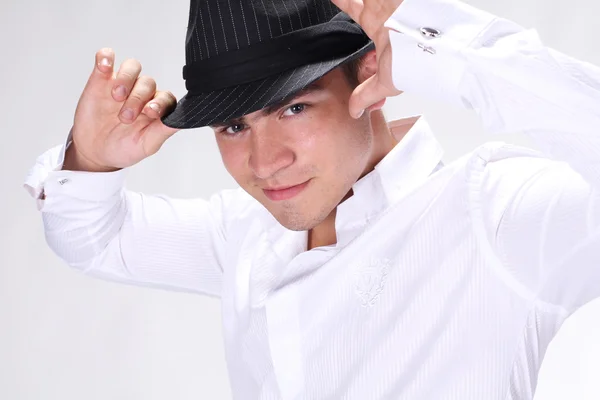 Retrato bonito moda homem no chapéu posando no branco fundo — Fotografia de Stock