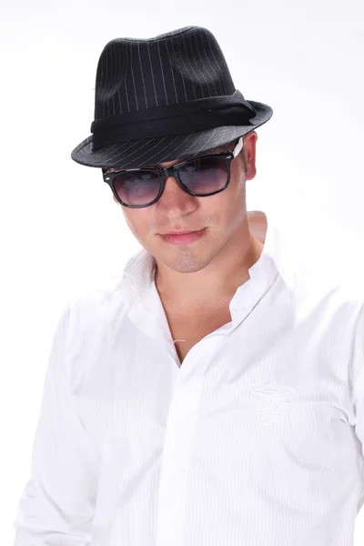 Porträtt stilig mode man i hatt som poserar på vit bakgrund — Stockfoto