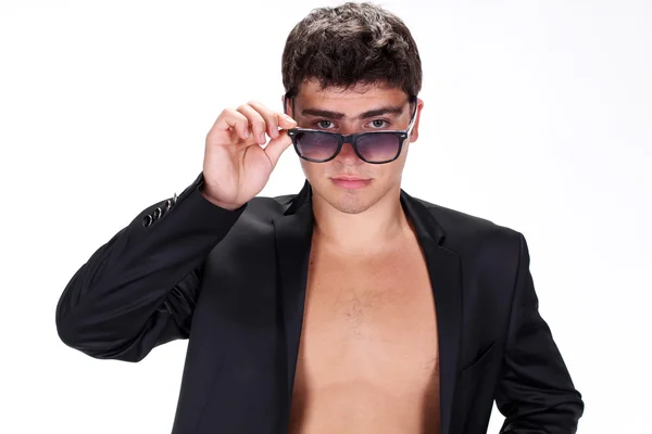 Retrato de un joven guapo con gafas posando sobre una espalda blanca —  Fotos de Stock