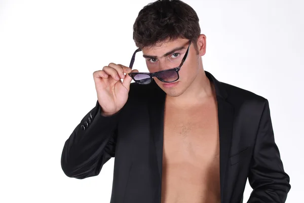 Portrait d'un beau jeune homme en lunettes posant sur le dos blanc — Photo
