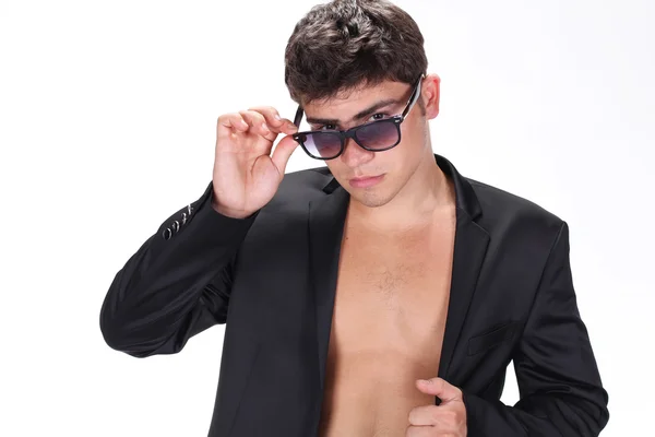 Retrato de un joven guapo con gafas posando sobre una espalda blanca —  Fotos de Stock