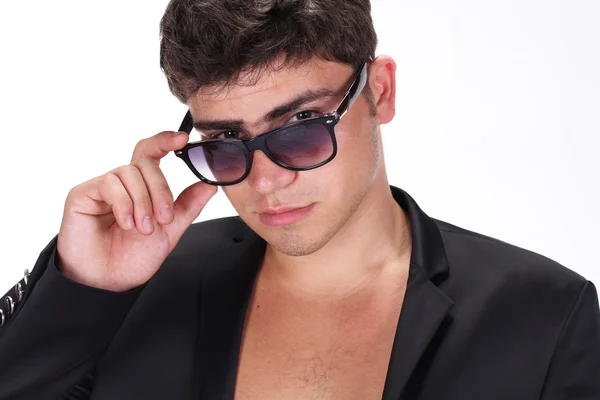 Retrato de um jovem bonito em óculos posando nas costas brancas — Fotografia de Stock