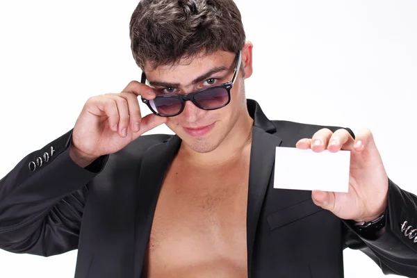 Yakışıklı bir genç adam gözlüklü beyaz arkasında poz portresi — Stok fotoğraf
