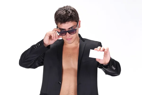 Retrato de un joven guapo con gafas posando sobre una espalda blanca — Foto de Stock