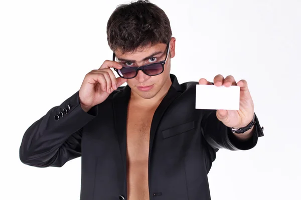 Portrait d'un beau jeune homme en lunettes posant sur le dos blanc — Photo