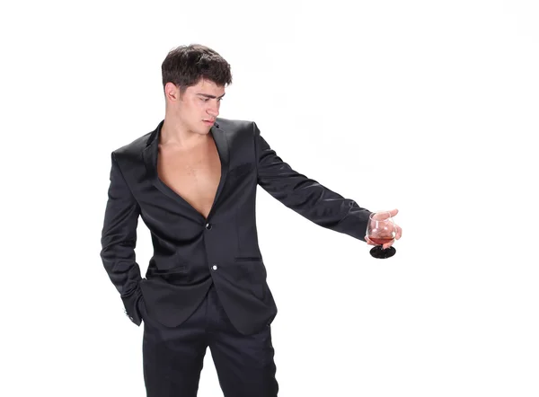 Ο άνθρωπος των επιχειρήσεων σε μαύρο κοστούμι, κρατώντας το ποτήρι του κονιάκ που απομονώνονται σε w — Φωτογραφία Αρχείου