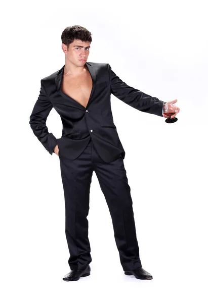 Affärsman i svart kostym hålla glas cognac isolerad på w — Stockfoto