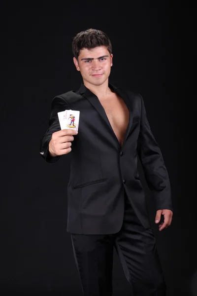 Fajny młody człowiek posiadający cztery asy, karty — Zdjęcie stockowe