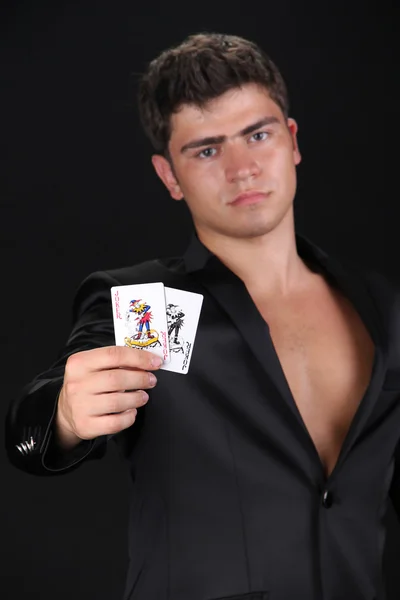 Dört as tutan genç adam cool, kartları karıştır — Stok fotoğraf
