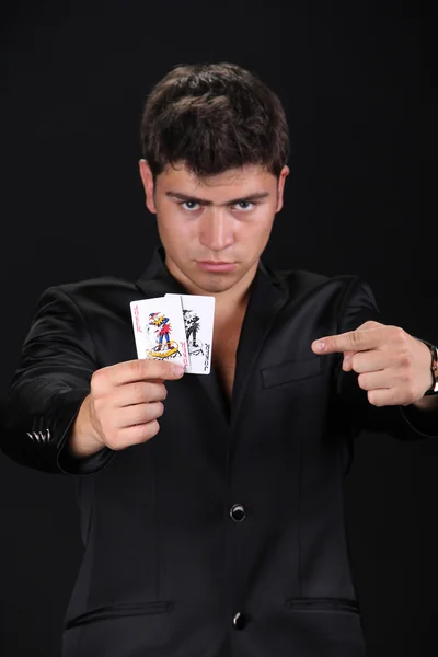 4 つのエースを保持している若い男クール、カードをシャッフル — ストック写真