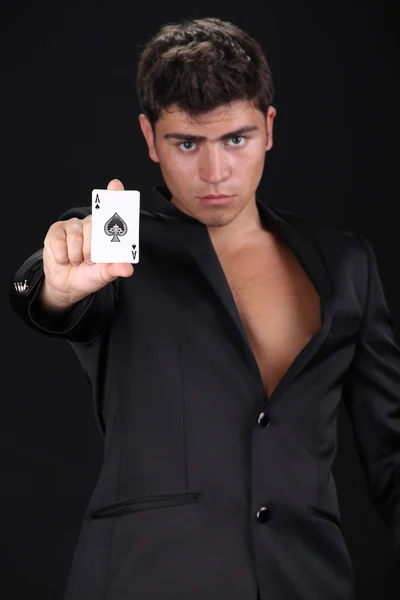 Dört as tutan genç adam cool, kartları karıştır — Stok fotoğraf