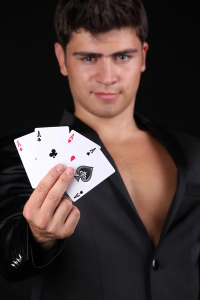 4 개의 에이스를 들고 젊은 남자를 쿨, 카드 셔플 — 스톡 사진