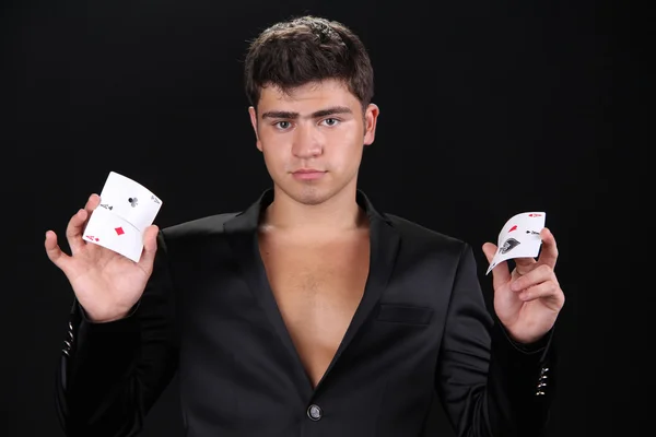 Cool mladý muž, držící čtyři esa, zamíchat karty — Stock fotografie