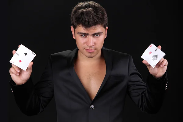 Cool jonge man met vier Azen, schudden de kaarten — Stockfoto