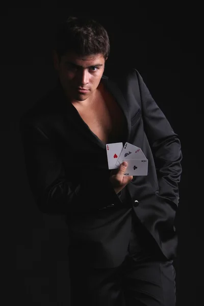 Joven guay sosteniendo cuatro ases, baraja las cartas —  Fotos de Stock