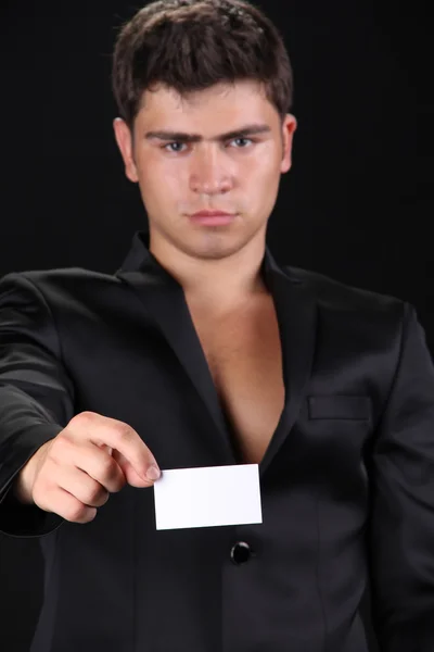 Мужчина показывает визитную карточку, визитную карточку, визитку — стоковое фото
