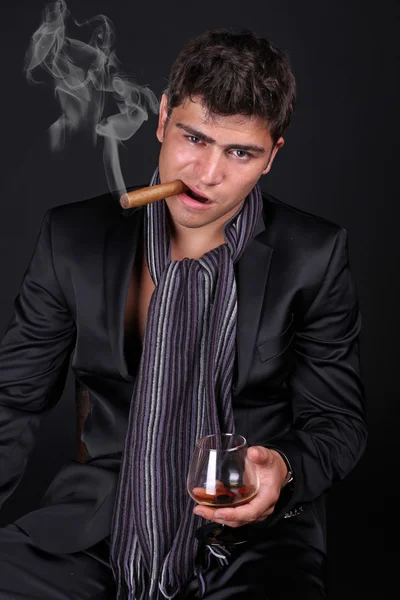 Homem bonito segurando charuto com fumaça — Fotografia de Stock