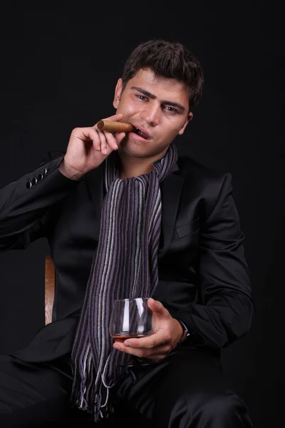 Bell'uomo che tiene sigaro con il fumo — Foto Stock