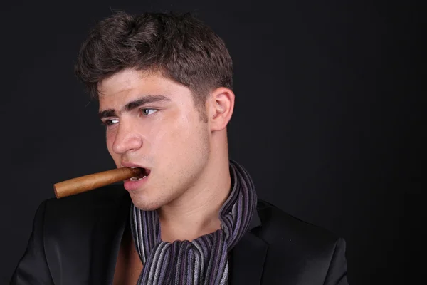 Hombre guapo sosteniendo cigarro con humo —  Fotos de Stock