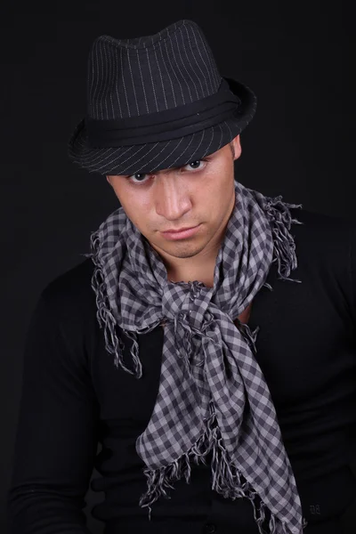 B tarka selyemkendő a sötét háttér férfi portréja — Stock Fotó
