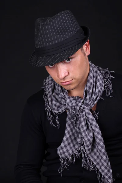 Portrét muže v b šátek na tmavém pozadí — Stock fotografie