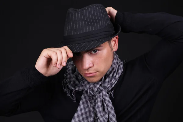 Porträt eines Mannes mit Kopftuch auf dunklem Hintergrund — Stockfoto