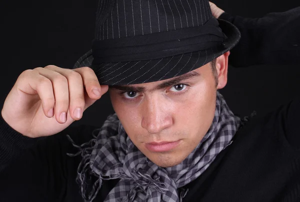 Porträt eines Mannes mit Kopftuch auf dunklem Hintergrund — Stockfoto