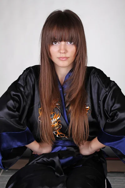 Cheveux longs, jeune femme en robe orientale noire Photo De Stock