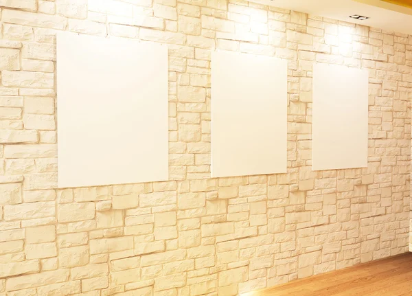 Lege frames op bakstenen muur in Galerie interieur — Stockfoto