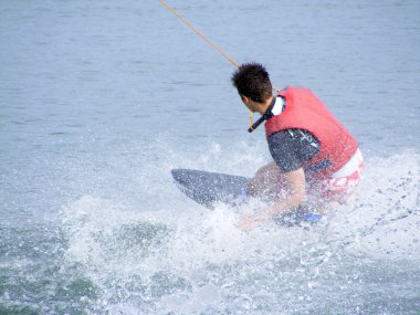 adam kırmızı yaşam yelek waterboarding