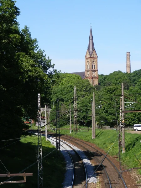 Eisenbahnstraße und Kirche — Stockfoto