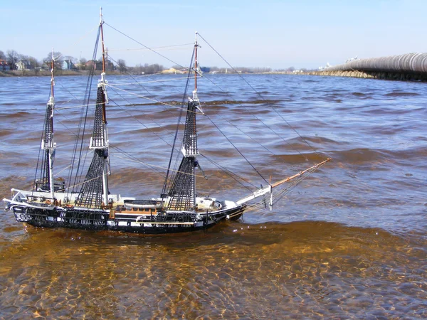 川で泳いでいる帆船のモデル — ストック写真