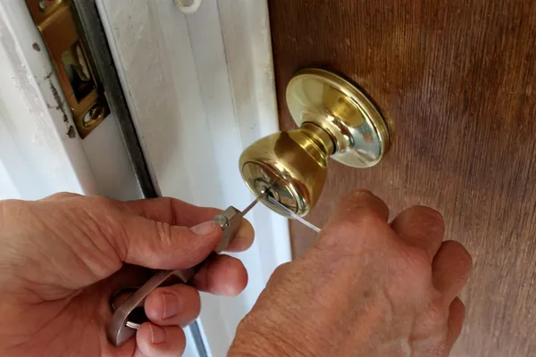 Un fabbro che scassina una serratura — Foto Stock