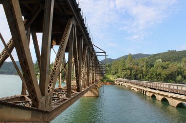 tren yolu köprüsü truss ve araç