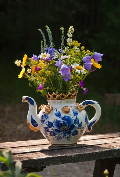 Kır çiçekleri bir çaydanlığın içinde Stok Resim