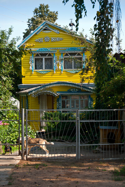 Маленький дом в деревне
