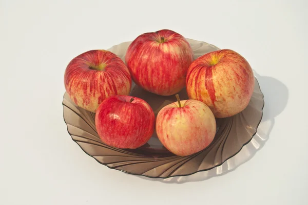 Apel di piring pada latar belakang putih — Stok Foto
