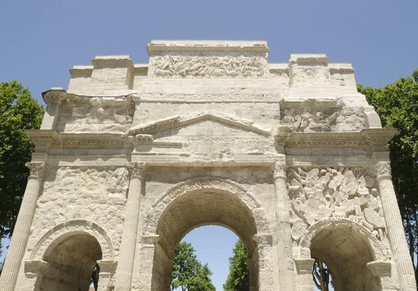 Μπροστά από τη Ρωμαϊκή αψίδα του Θριάμβου — Φωτογραφία Αρχείου