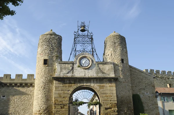 Puerta de las antiguas murallas de Camaret-sur-Aigues en Provenza — Foto de Stock