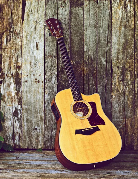Klassieke gitaar op hout. — Stockfoto
