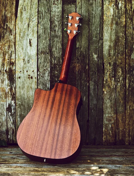 Vedere din spate chitară acustică pe lemn . — Fotografie, imagine de stoc