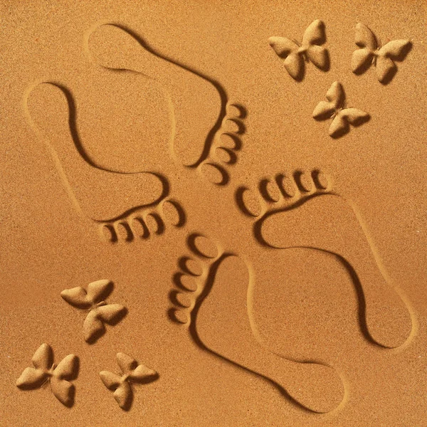 Tracce di uomo e donna sulla sabbia — Foto Stock