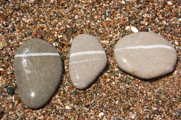 Beyaz bir şerit ile üç taş — Stok fotoğraf