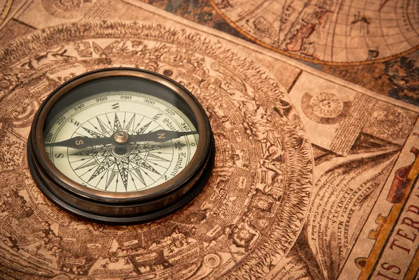 Античний компас на карті — стокове фото