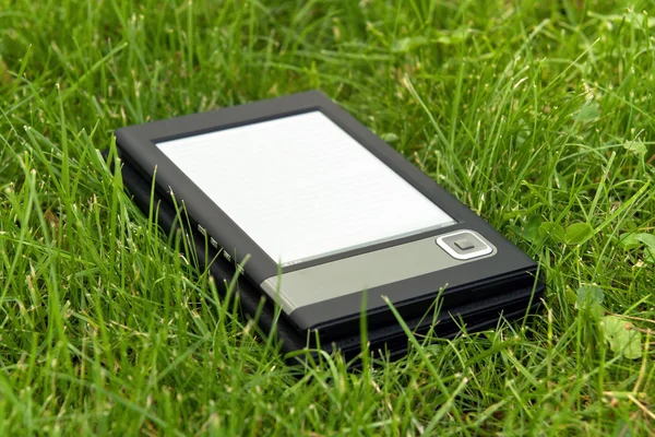 E-Book Reader in the grass — Stock Photo, Image